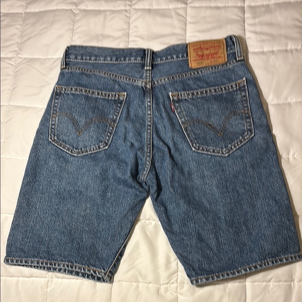 Levi's Jean Shorts with Classic Medium Blue Denim size 30 - Picture 2 of 11